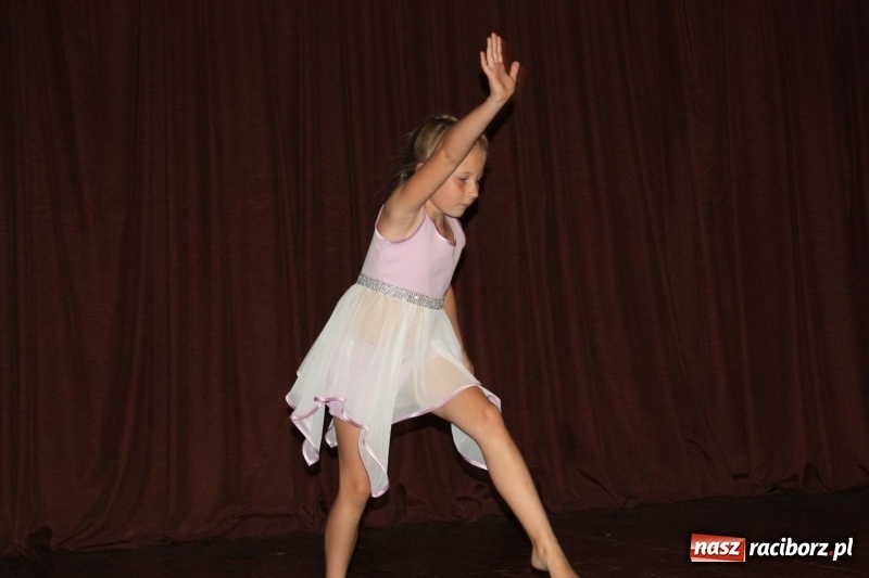 Zdjęcie w galerii na portalu naszraciborz.pl: Pieśń, taniec i śmiech podczas Koncertu Laureatów XVII Gminnego Przeglądu Zespołów Artystycznych w Krzanowicach wiadomości z regionu