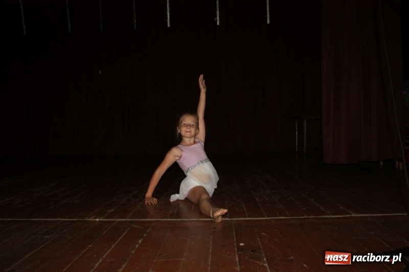 Zdjęcie w galerii na portalu naszraciborz.pl: Pieśń, taniec i śmiech podczas Koncertu Laureatów XVII Gminnego Przeglądu Zespołów Artystycznych w Krzanowicach wiadomości z regionu