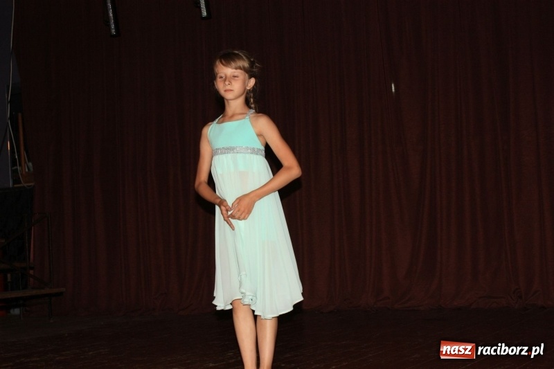 Zdjęcie w galerii na portalu naszraciborz.pl: Pieśń, taniec i śmiech podczas Koncertu Laureatów XVII Gminnego Przeglądu Zespołów Artystycznych w Krzanowicach wiadomości z regionu