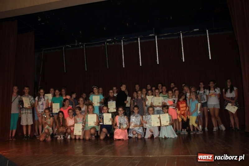 Zdjęcie w galerii na portalu naszraciborz.pl: Pieśń, taniec i śmiech podczas Koncertu Laureatów XVII Gminnego Przeglądu Zespołów Artystycznych w Krzanowicach wiadomości z regionu