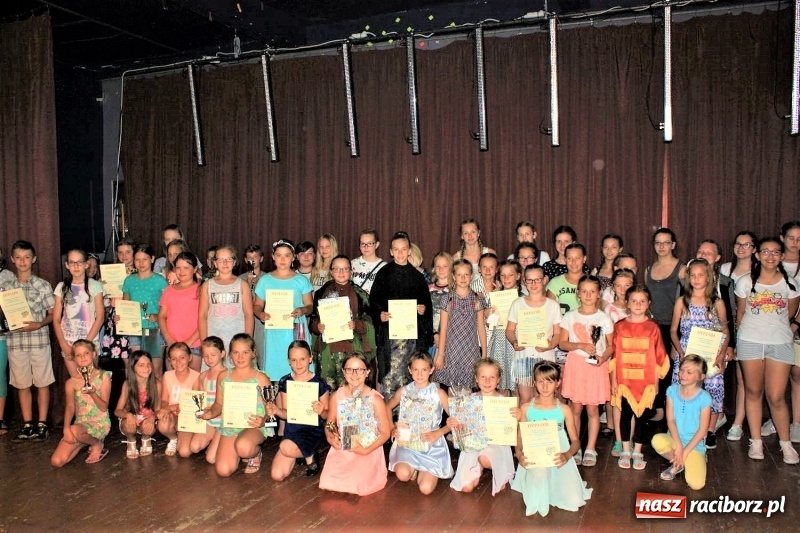 Zdjęcie w galerii na portalu naszraciborz.pl: Pieśń, taniec i śmiech podczas Koncertu Laureatów XVII Gminnego Przeglądu Zespołów Artystycznych w Krzanowicach wiadomości z regionu