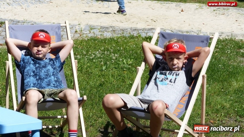 Zdjęcie w galerii na portalu naszraciborz.pl: Biblioteka na Pikniku Sąsiedzkim w ogródku jordanowskim  wiadomości z regionu