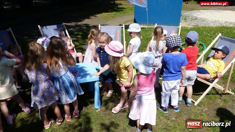 Zdjęcie w galerii na portalu naszraciborz.pl: Biblioteka na Pikniku Sąsiedzkim w ogródku jordanowskim  wiadomości z regionu