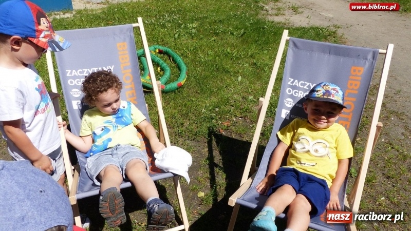 Zdjęcie w galerii na portalu naszraciborz.pl: Biblioteka na Pikniku Sąsiedzkim w ogródku jordanowskim  wiadomości z regionu