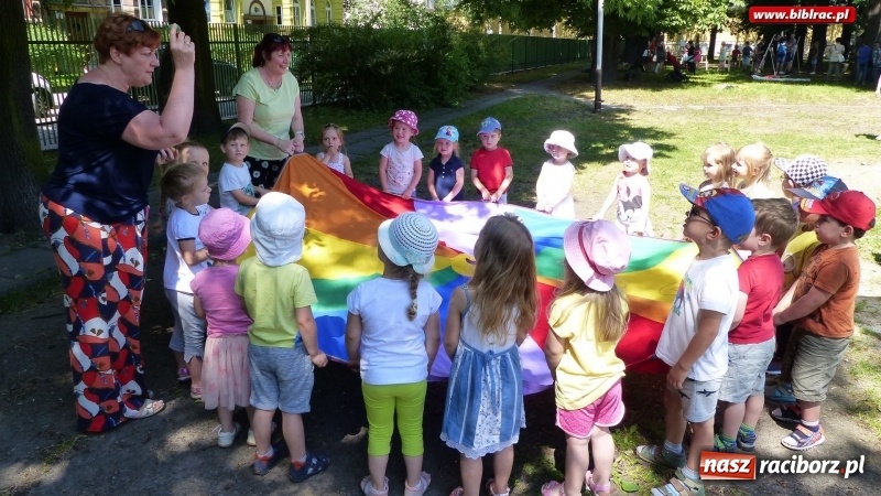 Zdjęcie w galerii na portalu naszraciborz.pl: Biblioteka na Pikniku Sąsiedzkim w ogródku jordanowskim  wiadomości z regionu