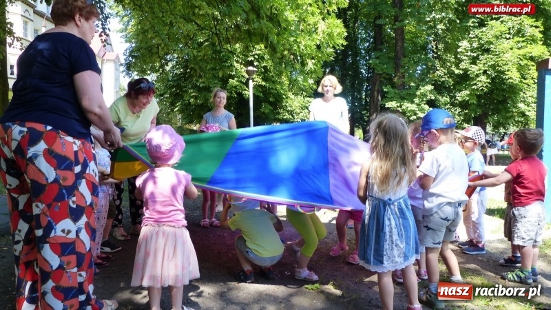 Zdjęcie w galerii na portalu naszraciborz.pl: Biblioteka na Pikniku Sąsiedzkim w ogródku jordanowskim  wiadomości z regionu