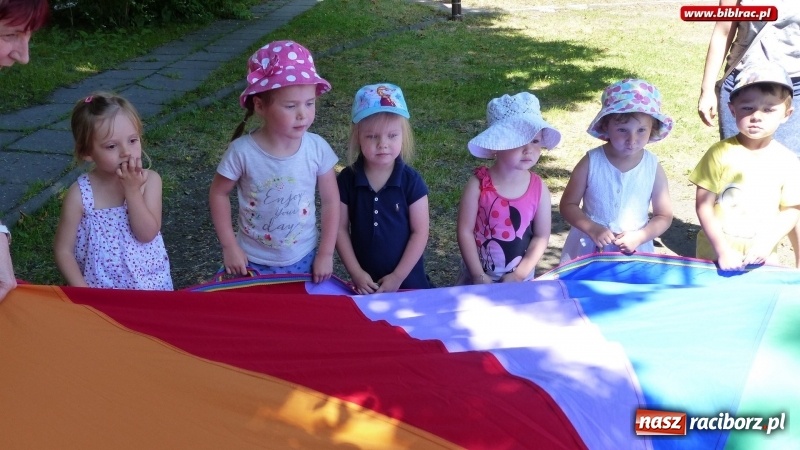 Zdjęcie w galerii na portalu naszraciborz.pl: Biblioteka na Pikniku Sąsiedzkim w ogródku jordanowskim  wiadomości z regionu
