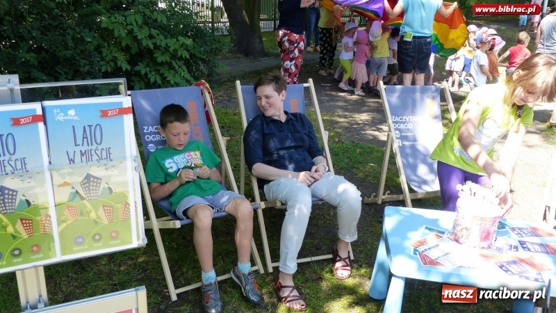 Zdjęcie w galerii na portalu naszraciborz.pl: Biblioteka na Pikniku Sąsiedzkim w ogródku jordanowskim  wiadomości z regionu