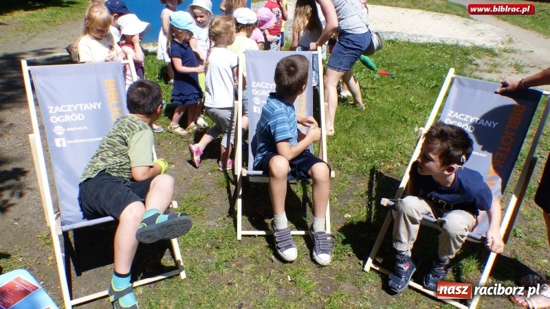 Zdjęcie w galerii na portalu naszraciborz.pl: Biblioteka na Pikniku Sąsiedzkim w ogródku jordanowskim  wiadomości z regionu