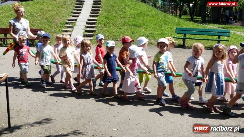 Zdjęcie w galerii na portalu naszraciborz.pl: Biblioteka na Pikniku Sąsiedzkim w ogródku jordanowskim  wiadomości z regionu