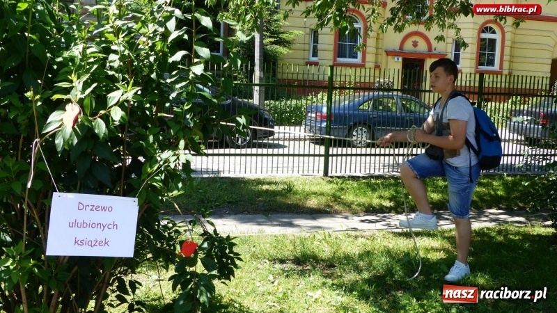 Zdjęcie w galerii na portalu naszraciborz.pl: Biblioteka na Pikniku Sąsiedzkim w ogródku jordanowskim  wiadomości z regionu