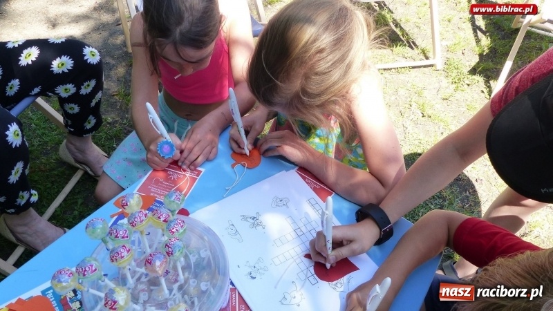 Zdjęcie w galerii na portalu naszraciborz.pl: Biblioteka na Pikniku Sąsiedzkim w ogródku jordanowskim  wiadomości z regionu