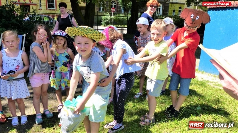 Zdjęcie w galerii na portalu naszraciborz.pl: Biblioteka na Pikniku Sąsiedzkim w ogródku jordanowskim  wiadomości z regionu