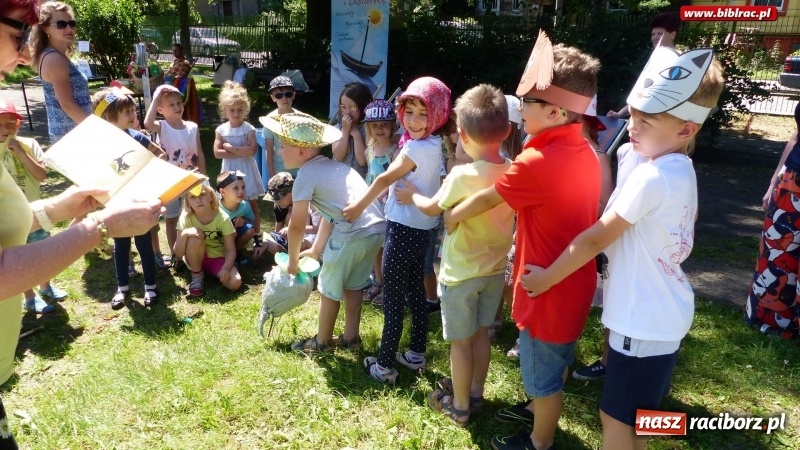 Zdjęcie w galerii na portalu naszraciborz.pl: Biblioteka na Pikniku Sąsiedzkim w ogródku jordanowskim  wiadomości z regionu