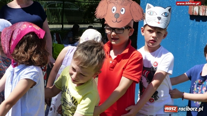 Zdjęcie w galerii na portalu naszraciborz.pl: Biblioteka na Pikniku Sąsiedzkim w ogródku jordanowskim  wiadomości z regionu
