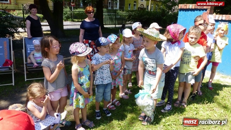 Zdjęcie w galerii na portalu naszraciborz.pl: Biblioteka na Pikniku Sąsiedzkim w ogródku jordanowskim  wiadomości z regionu