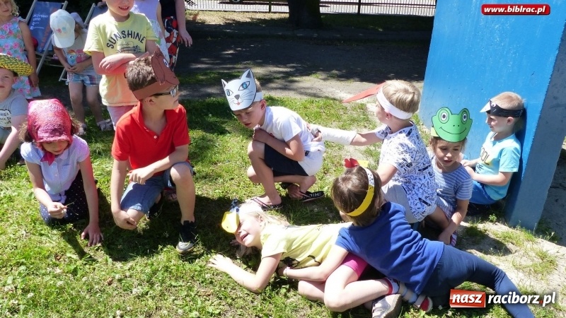 Zdjęcie w galerii na portalu naszraciborz.pl: Biblioteka na Pikniku Sąsiedzkim w ogródku jordanowskim  wiadomości z regionu