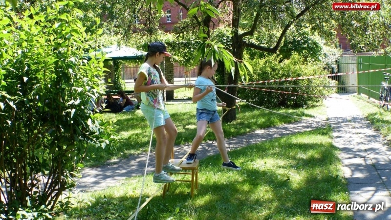 Zdjęcie w galerii na portalu naszraciborz.pl: Biblioteka na Pikniku Sąsiedzkim w ogródku jordanowskim  wiadomości z regionu
