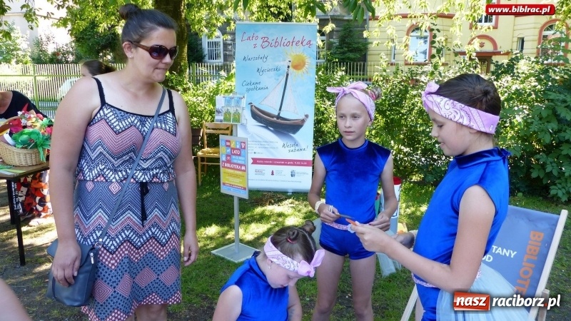 Zdjęcie w galerii na portalu naszraciborz.pl: Biblioteka na Pikniku Sąsiedzkim w ogródku jordanowskim  wiadomości z regionu
