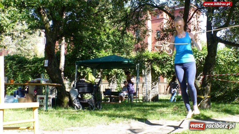 Zdjęcie w galerii na portalu naszraciborz.pl: Biblioteka na Pikniku Sąsiedzkim w ogródku jordanowskim  wiadomości z regionu