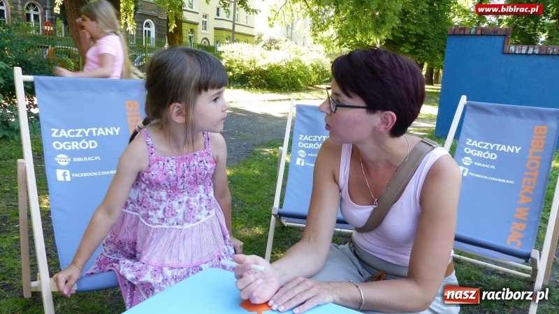 Zdjęcie w galerii na portalu naszraciborz.pl: Biblioteka na Pikniku Sąsiedzkim w ogródku jordanowskim  wiadomości z regionu