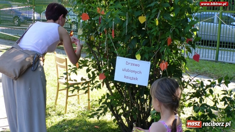 Zdjęcie w galerii na portalu naszraciborz.pl: Biblioteka na Pikniku Sąsiedzkim w ogródku jordanowskim  wiadomości z regionu