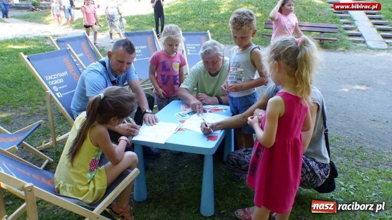 Zdjęcie w galerii na portalu naszraciborz.pl: Biblioteka na Pikniku Sąsiedzkim w ogródku jordanowskim  wiadomości z regionu