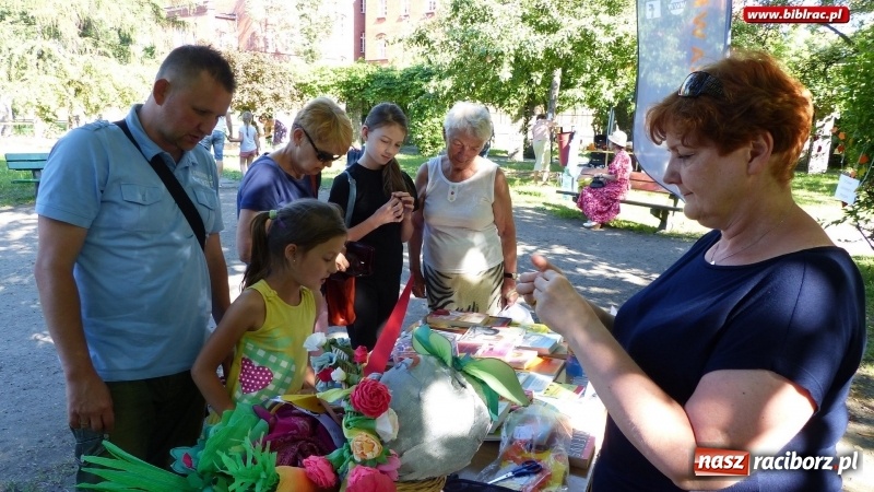 Zdjęcie w galerii na portalu naszraciborz.pl: Biblioteka na Pikniku Sąsiedzkim w ogródku jordanowskim  wiadomości z regionu
