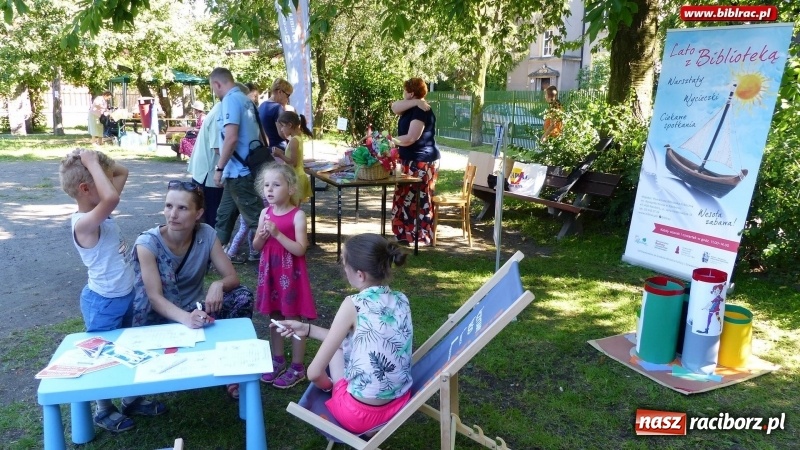 Zdjęcie w galerii na portalu naszraciborz.pl: Biblioteka na Pikniku Sąsiedzkim w ogródku jordanowskim  wiadomości z regionu