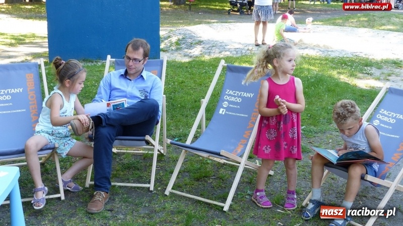 Zdjęcie w galerii na portalu naszraciborz.pl: Biblioteka na Pikniku Sąsiedzkim w ogródku jordanowskim  wiadomości z regionu