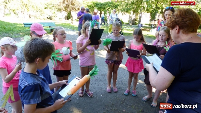Zdjęcie w galerii na portalu naszraciborz.pl: Biblioteka na Pikniku Sąsiedzkim w ogródku jordanowskim  wiadomości z regionu
