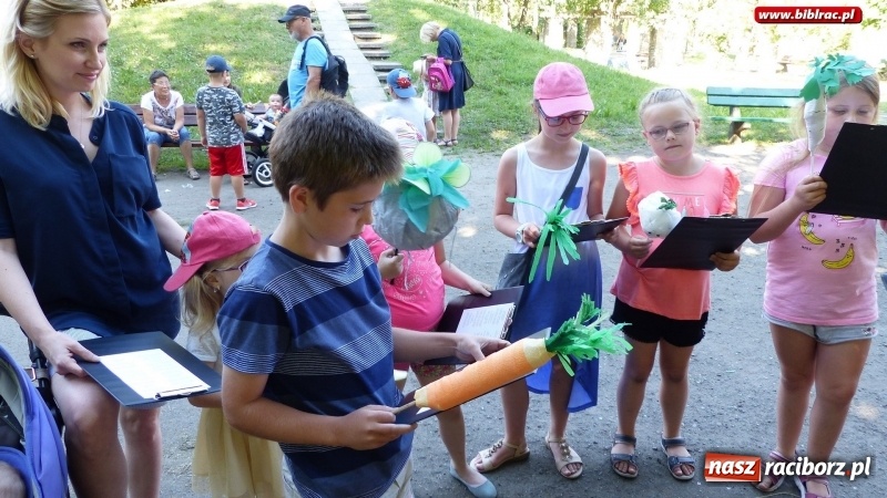 Zdjęcie w galerii na portalu naszraciborz.pl: Biblioteka na Pikniku Sąsiedzkim w ogródku jordanowskim  wiadomości z regionu