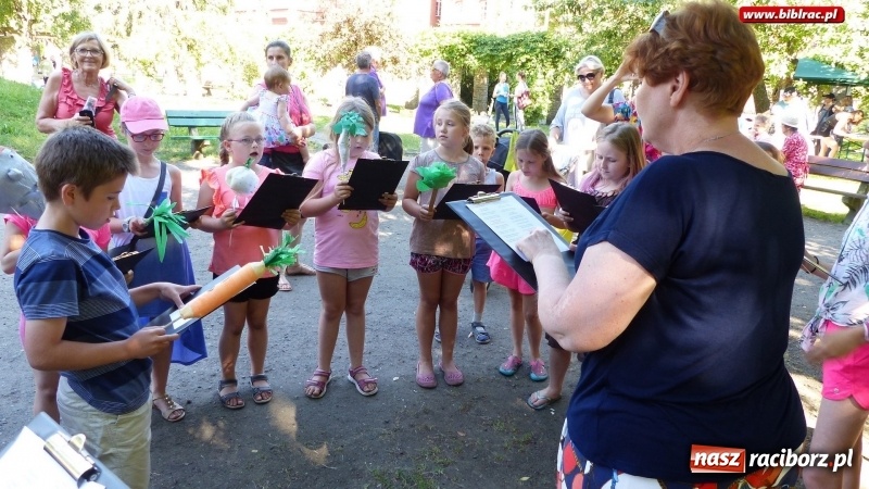 Zdjęcie w galerii na portalu naszraciborz.pl: Biblioteka na Pikniku Sąsiedzkim w ogródku jordanowskim  wiadomości z regionu