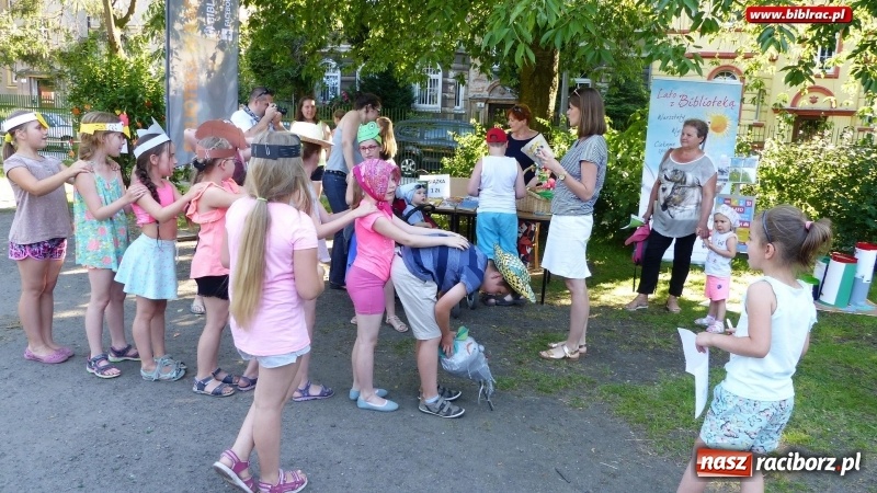 Zdjęcie w galerii na portalu naszraciborz.pl: Biblioteka na Pikniku Sąsiedzkim w ogródku jordanowskim  wiadomości z regionu