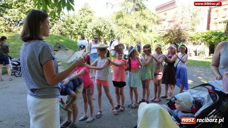 Zdjęcie w galerii na portalu naszraciborz.pl: Biblioteka na Pikniku Sąsiedzkim w ogródku jordanowskim  wiadomości z regionu