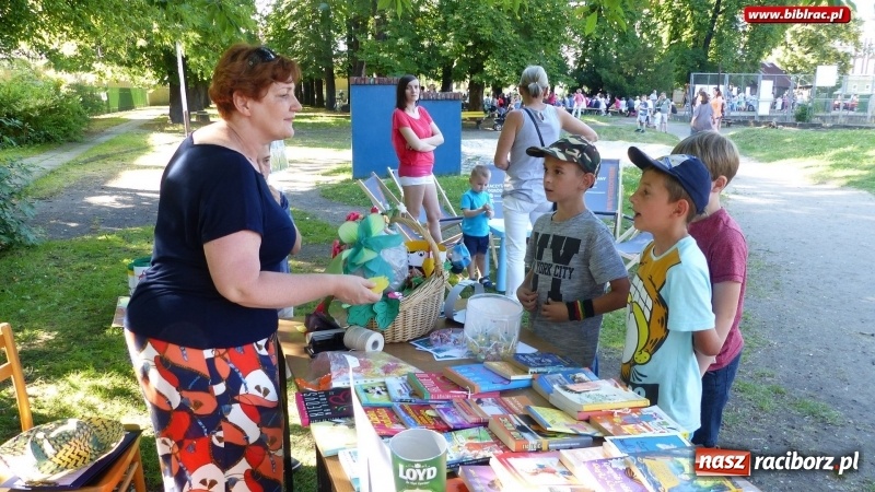 Zdjęcie w galerii na portalu naszraciborz.pl: Biblioteka na Pikniku Sąsiedzkim w ogródku jordanowskim  wiadomości z regionu