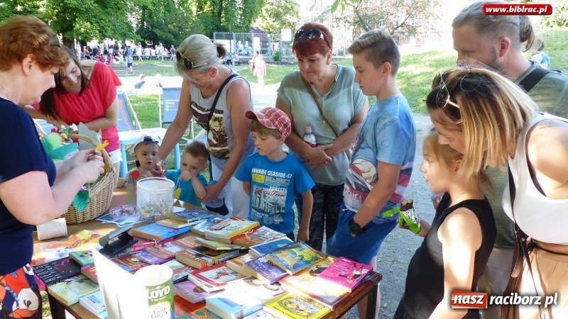 Zdjęcie w galerii na portalu naszraciborz.pl: Biblioteka na Pikniku Sąsiedzkim w ogródku jordanowskim  wiadomości z regionu