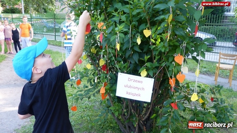 Zdjęcie w galerii na portalu naszraciborz.pl: Biblioteka na Pikniku Sąsiedzkim w ogródku jordanowskim  wiadomości z regionu
