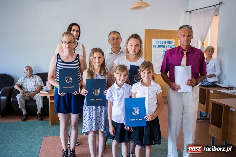 Zdjęcie w galerii na portalu naszraciborz.pl: W Rudniku nagrodzono najlepszych uczniów wiadomości z regionu
