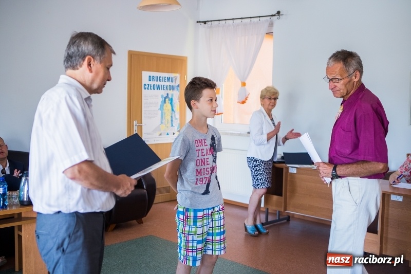 Zdjęcie w galerii na portalu naszraciborz.pl: W Rudniku nagrodzono najlepszych uczniów wiadomości z regionu