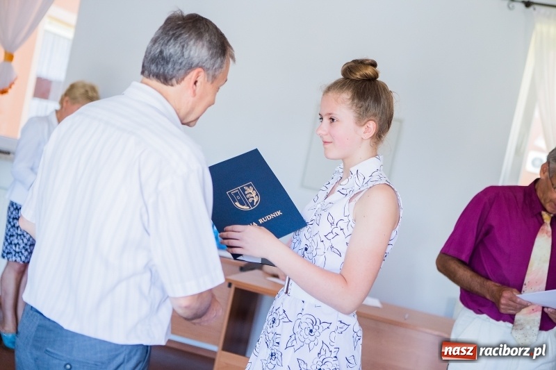 Zdjęcie w galerii na portalu naszraciborz.pl: W Rudniku nagrodzono najlepszych uczniów wiadomości z regionu