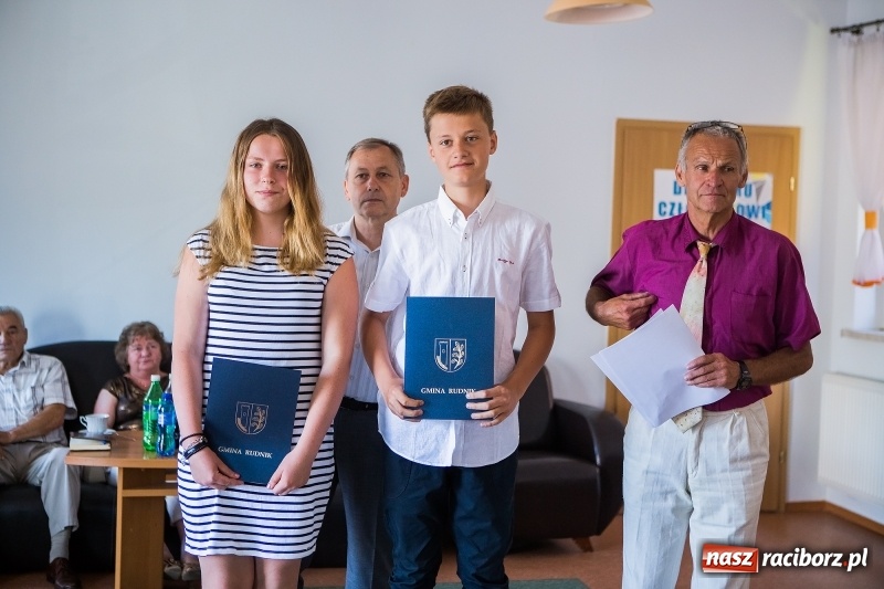 Zdjęcie w galerii na portalu naszraciborz.pl: W Rudniku nagrodzono najlepszych uczniów wiadomości z regionu