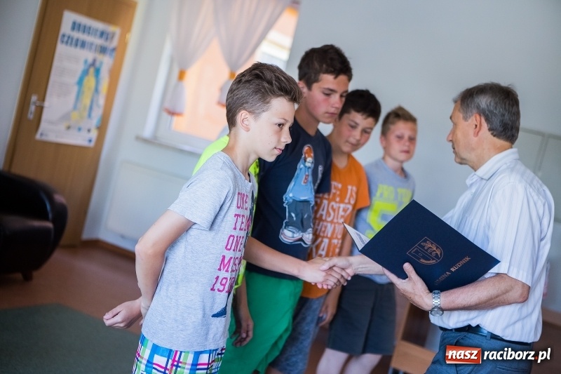 Zdjęcie w galerii na portalu naszraciborz.pl: W Rudniku nagrodzono najlepszych uczniów wiadomości z regionu