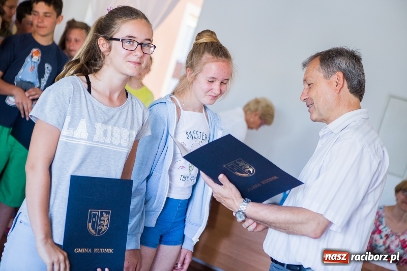 Zdjęcie w galerii na portalu naszraciborz.pl: W Rudniku nagrodzono najlepszych uczniów wiadomości z regionu