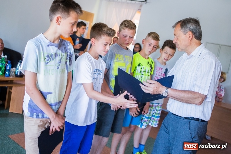 Zdjęcie w galerii na portalu naszraciborz.pl: W Rudniku nagrodzono najlepszych uczniów wiadomości z regionu