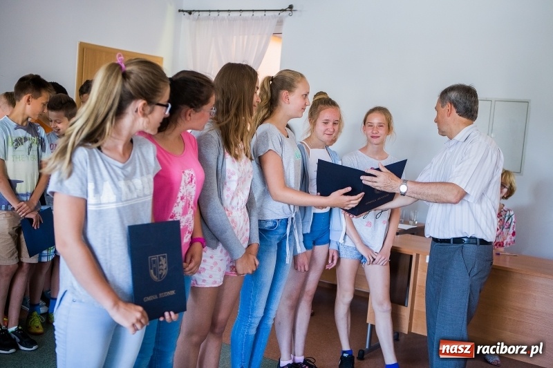 Zdjęcie w galerii na portalu naszraciborz.pl: W Rudniku nagrodzono najlepszych uczniów wiadomości z regionu