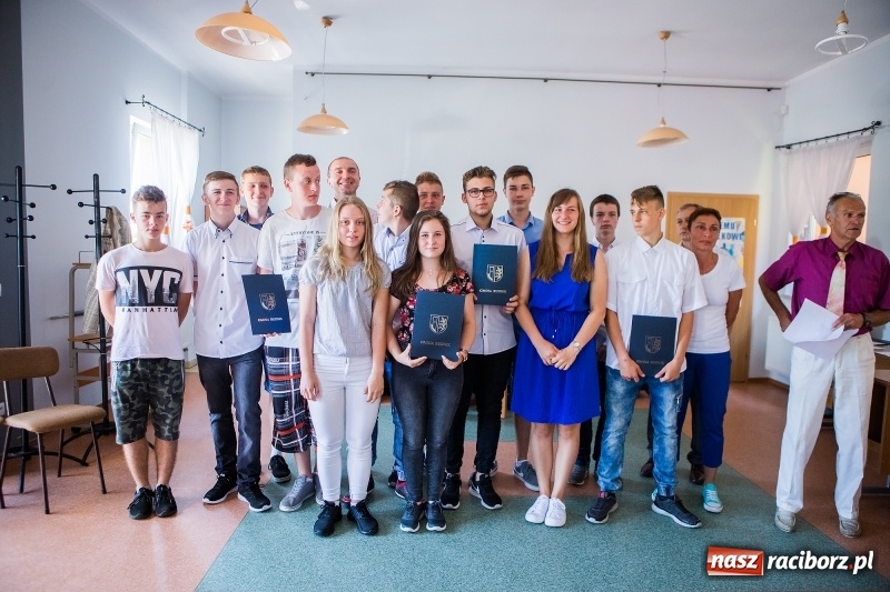 Zdjęcie w galerii na portalu naszraciborz.pl: W Rudniku nagrodzono najlepszych uczniów wiadomości z regionu