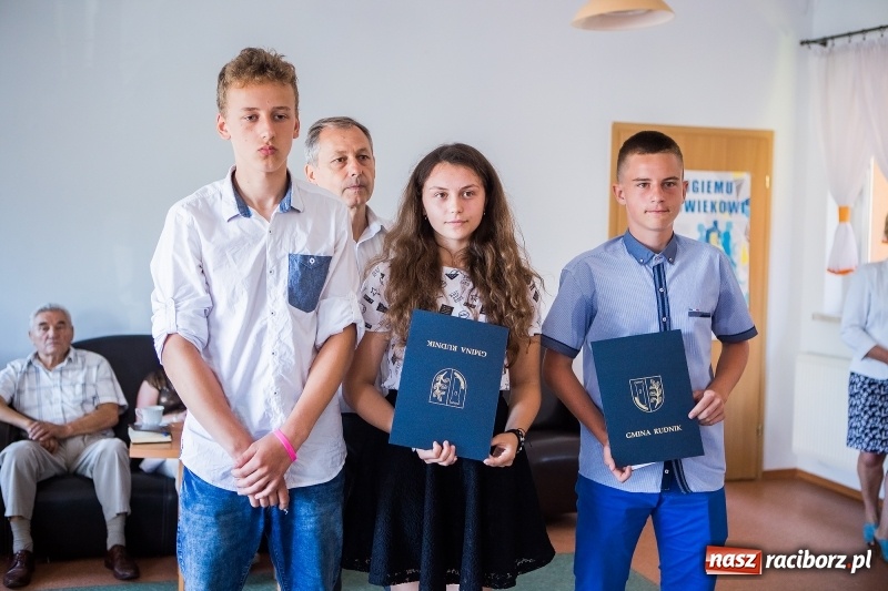 Zdjęcie w galerii na portalu naszraciborz.pl: W Rudniku nagrodzono najlepszych uczniów wiadomości z regionu