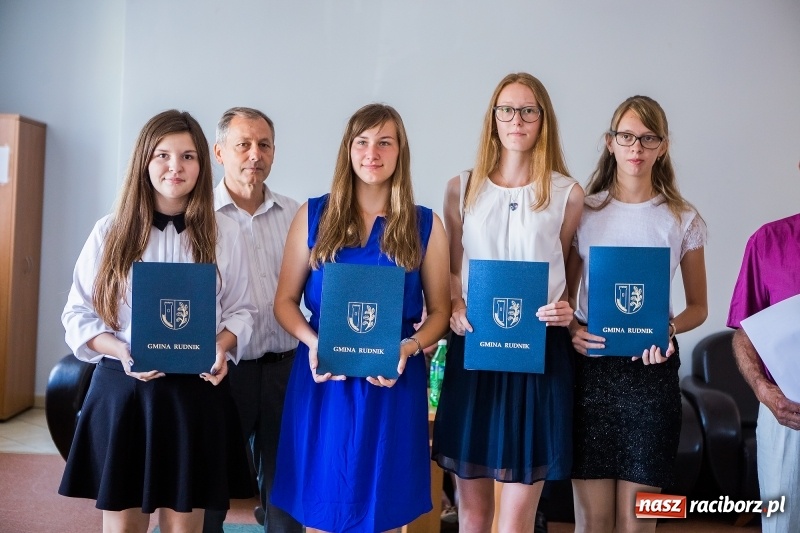 Zdjęcie w galerii na portalu naszraciborz.pl: W Rudniku nagrodzono najlepszych uczniów wiadomości z regionu