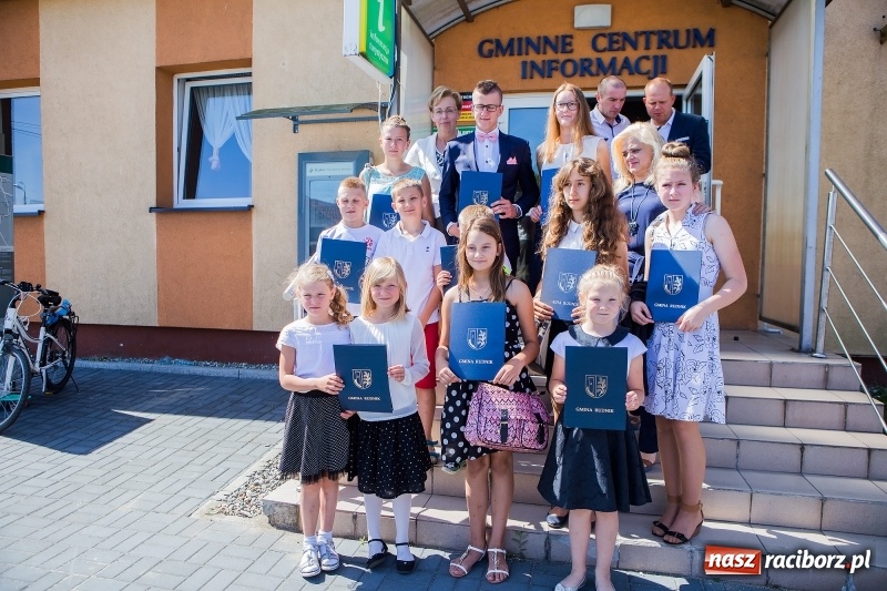 Zdjęcie w galerii na portalu naszraciborz.pl: W Rudniku nagrodzono najlepszych uczniów wiadomości z regionu